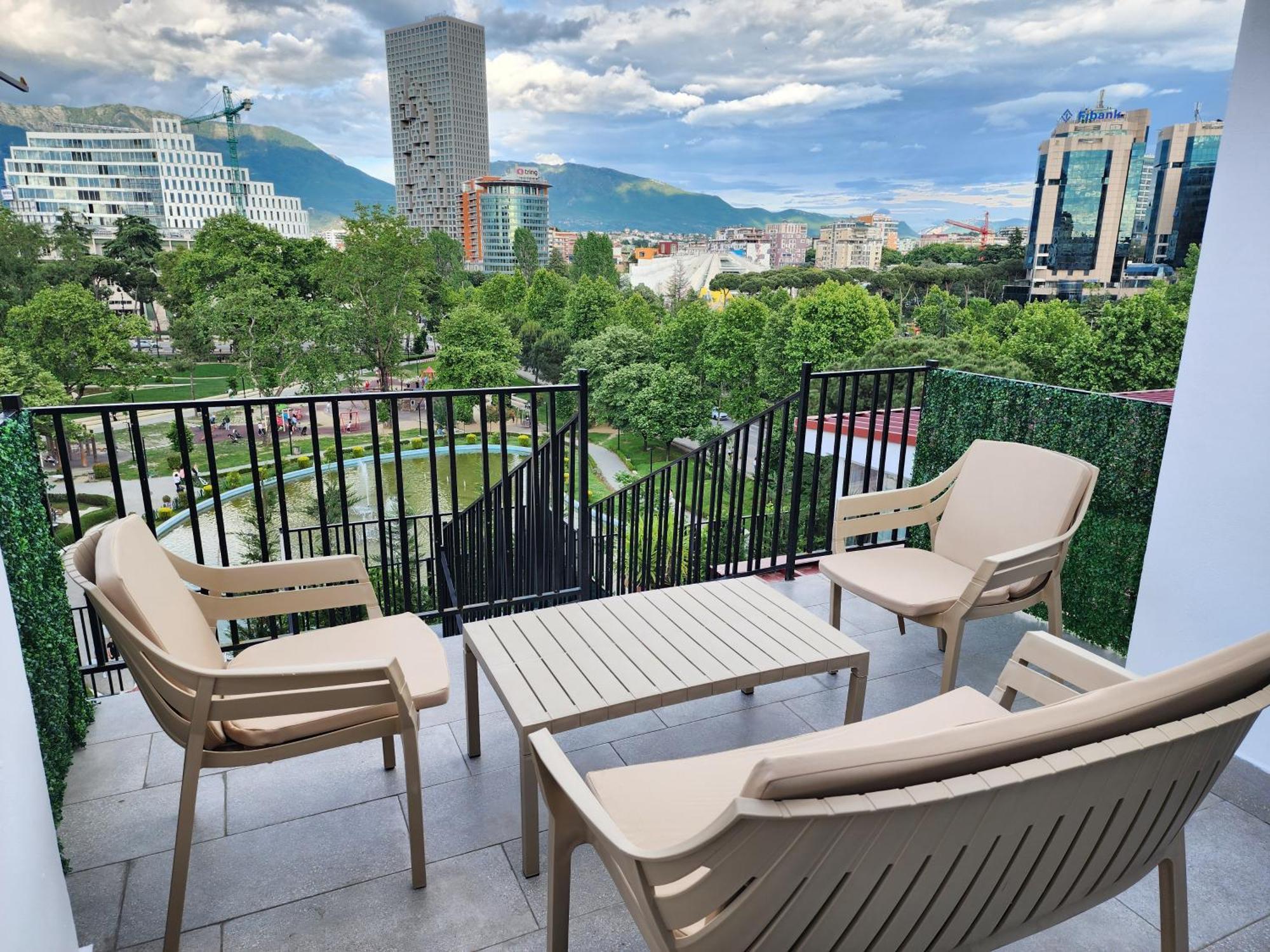Tirana City Center Penthouse Oasis Buitenkant foto